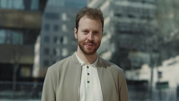 Empreendedor masculino bonito no desgaste elegante de pé ao ar livre — Vídeo de Stock