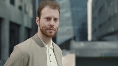 Açık havada duran kendine güvenen sakallı iş adamının portresi.