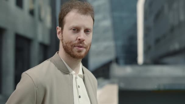 Портрет впевненого бородатого бізнесмена, що стоїть на відкритому повітрі — стокове відео