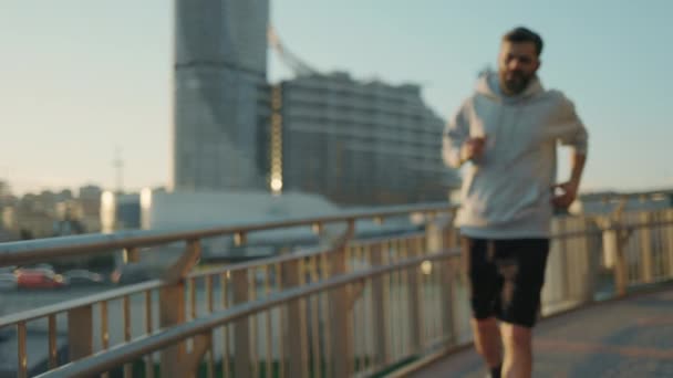 Мужчина использует умные часы во время отдыха после пробежки — стоковое видео