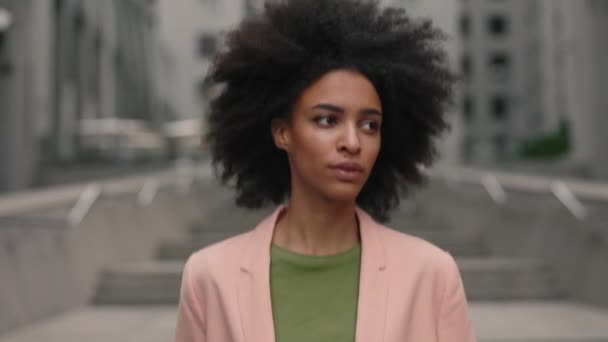 仕事の後に通りを歩き、都会のライフスタイルを楽しんでいる間に自信を持って見える美しい流行の多人種女性の肖像画。リアル・ピープルシリーズのコンセプト. — ストック動画