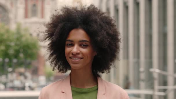 Portret uśmiechniętej afro-amerykańskiej biznesmenki spędzającej dzień w mieście i czującej się świetnie. Ludzie emocje twarz portret koncepcja. — Wideo stockowe