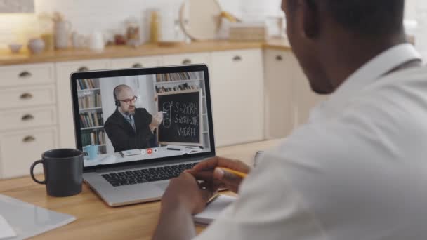 Afrikansk kille med pedagogiskt videosamtal med handledare — Stockvideo