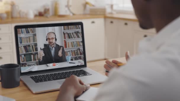 Tuteur masculin caucasien expliquant aux étudiants la nécessité d'utiliser un antiseptique pendant la pandémie. Éducation en ligne. — Video