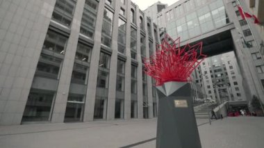 Kyiv, Ukrayna - 2 Haziran 2021 Toronto-Kyiv İş Merkezi. Kyiv şehrinin gökdelenleri ve modern cepheleriyle kestane yaprağı sembolü. Yüksek binalar şehir merkezi kurumsal binalar