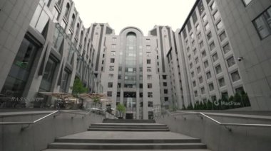 Kyiv, Ukrayna - 2 Haziran 2021 Toronto-Kyiv İş Merkezi. Modern ofis gökdelen binaları. Şehir ticaret bölgesi. İş binalarına bakıyorum.