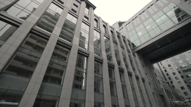 2021年6月2日，乌克兰基辅：多伦多-基辅商务中心。低角的摩天大楼和反光在玻璃现代立面。高层城市中心公司大楼. — 图库视频影像