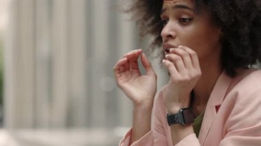 Kıvırcık iş kadınının portre görüntüsü merdivenlerde oturup saate baktıktan sonra ağlarken üzgün ve hayal kırıklığına uğramış. İnsan duyguları kavramı.