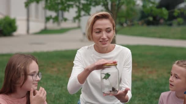 Enseignant discutant avec les enfants de l'écologie en plein air — Video