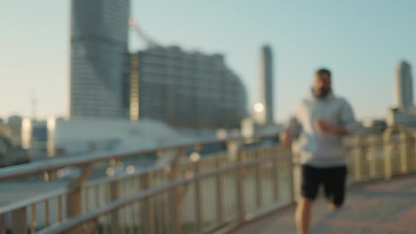 Atletico uomo di mezza età rilassante dopo un veloce jogging — Video Stock