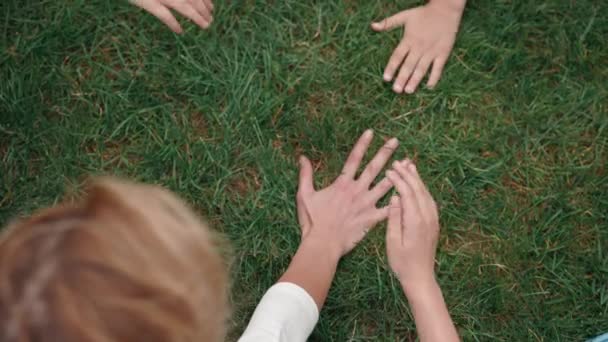 Professor com crianças multirraciais dando as mãos juntas — Vídeo de Stock