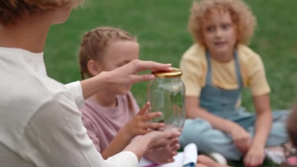 Lehrerin gibt Botanikunterricht für Kinder im Freien — Stockvideo