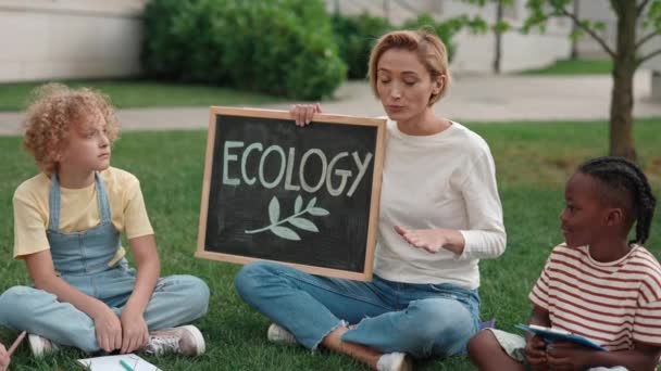 Profesor hablando con escolares sobre ecología al aire libre — Vídeo de stock