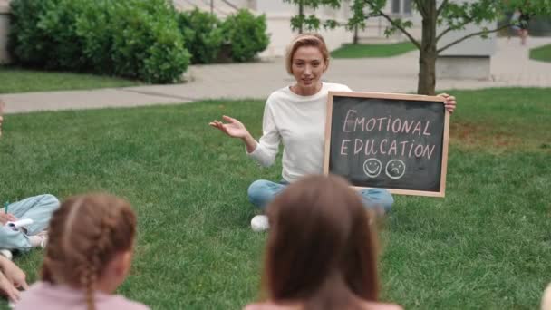 Professor ter aula sobre educação emocional ao ar livre — Vídeo de Stock