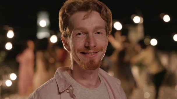 友人とパーティー中に屋上にポーズをとる赤毛の男 — ストック動画
