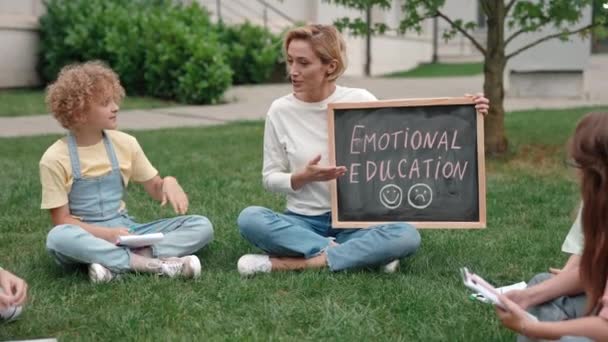 Tanár beszél a különböző emberi érzelmek a gyerekekkel — Stock videók