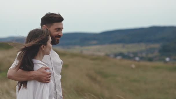 Pareja feliz de pie en la colina y disfrutando del tiempo juntos — Vídeo de stock