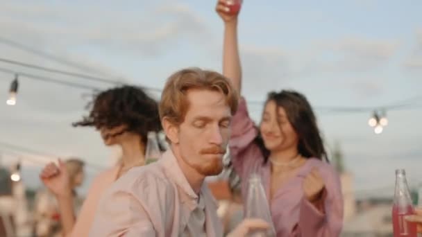 Pelirroja bailando con amigos multirraciales en la azotea — Vídeo de stock