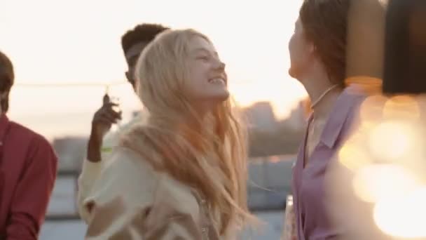 Two caucasian women laughing and dancing on rooftop — Stock Video