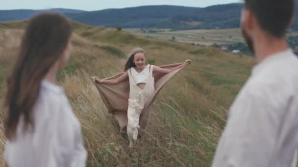 Hija feliz abrazando a los padres en la naturaleza — Vídeos de Stock