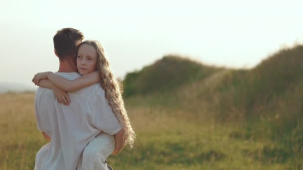 Père heureux portant fille tout en marchant sur la prairie — Video