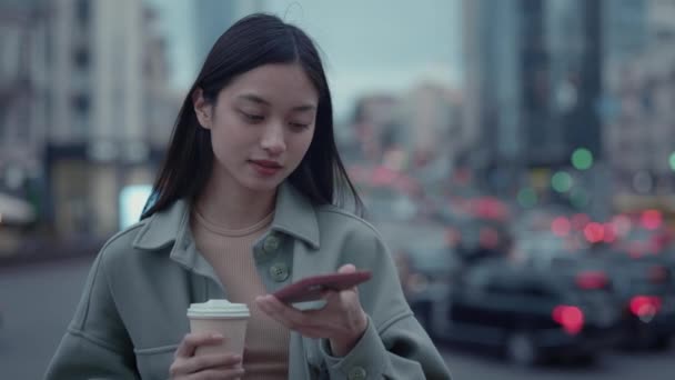 Asiatico donna utilizzando cellulare per lasciare messaggio vocale — Video Stock