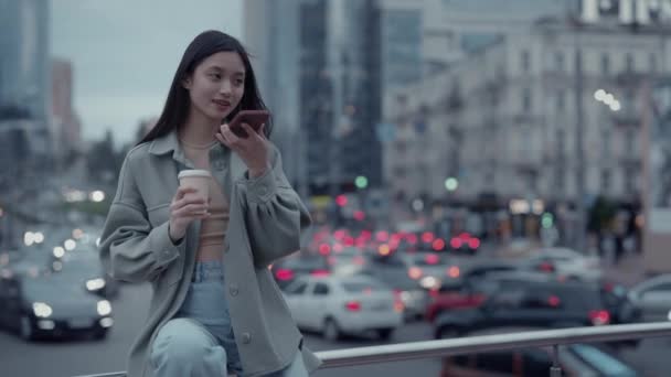 Kínai nő hangüzenet rögzítése mobiltelefonon — Stock videók