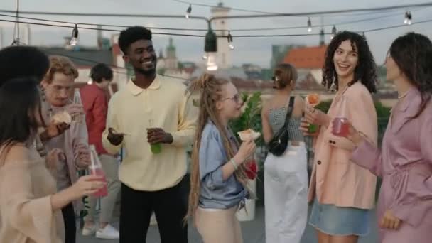 Amigos multiculturales bailando, bebiendo y comiendo en la fiesta — Vídeo de stock