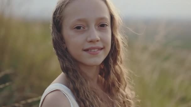 Портрет очаровательной девушки, позирующей на природе в летний день — стоковое видео