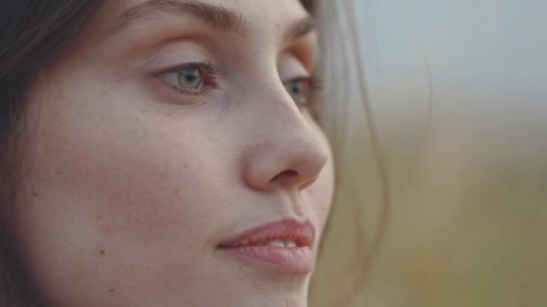 Dekat dengan wanita Kaukasia cantik berpose di luar ruangan — Stok Video