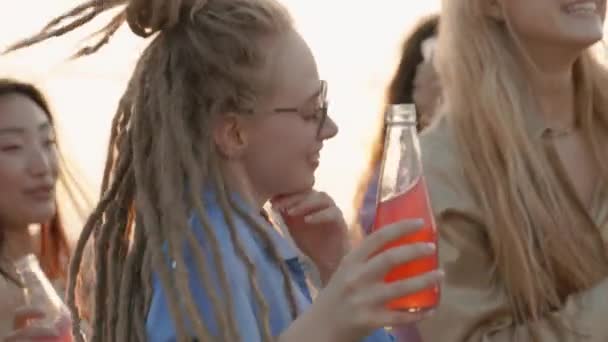 Fröhliche Mischlingsmenschen haben Spaß beim Sommerfest — Stockvideo