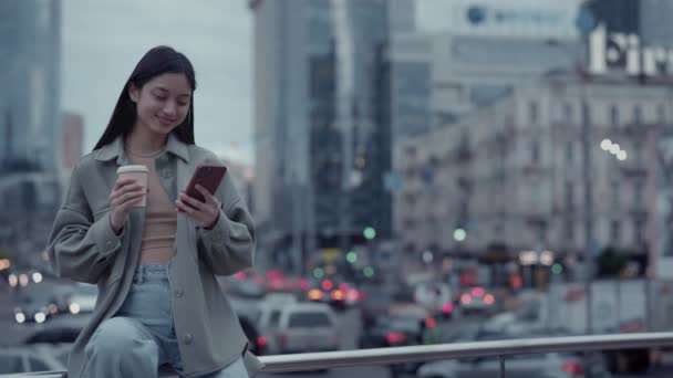 Attrayant asiatique femme en utilisant téléphone cellulaire sur la rue — Video