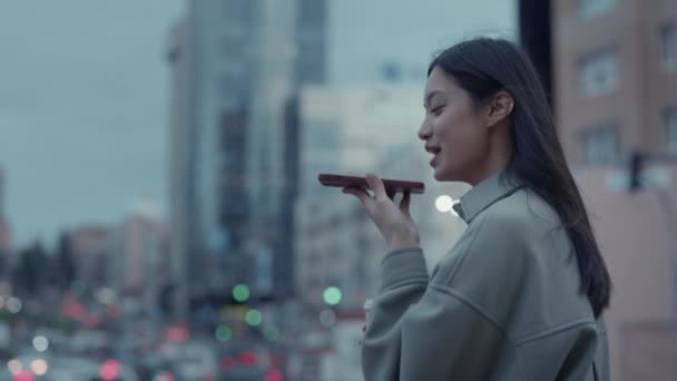 Mulher asiática usando celular para gravação de mensagem de voz — Vídeo de Stock