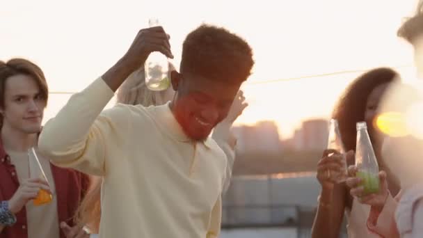 Masyarakat multikultural menikmati pesta di teras terbuka — Stok Video