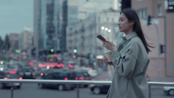 Ázsiai nő használja a mobiltelefon elhagyására hangüzenet — Stock videók