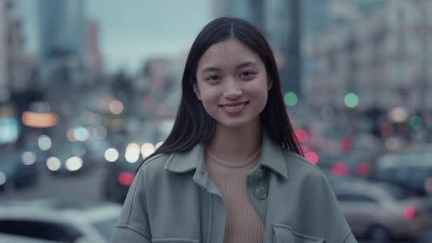 Retrato de bonita mujer asiática sonriendo al aire libre — Vídeos de Stock