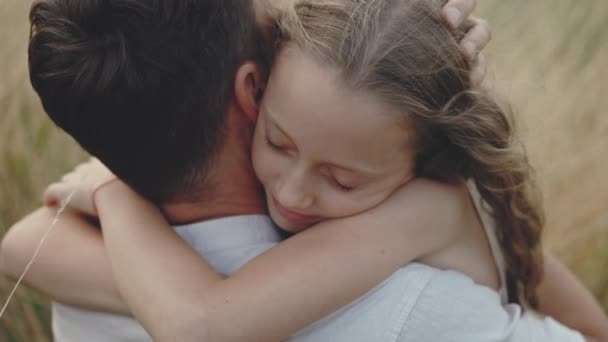 Chica feliz abrazando firmemente con el padre en el campo — Vídeo de stock