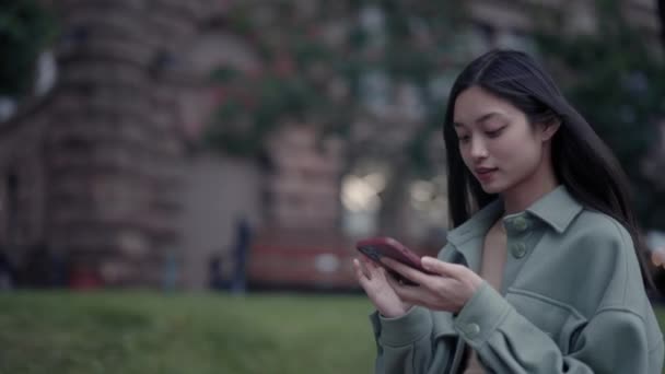 Koreansk kvinna som använder mobiltelefon för att spela in röstmeddelanden — Stockvideo