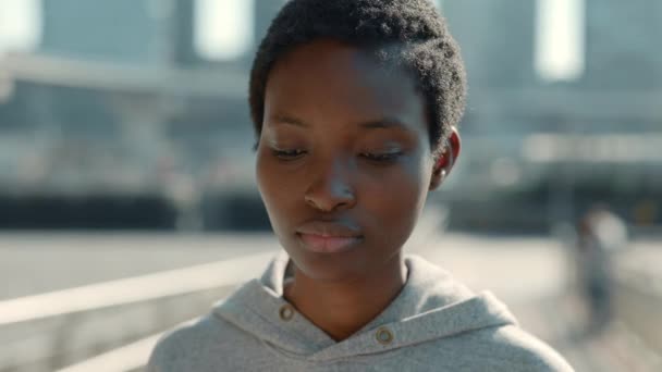 Retrato de mulher africana com capuz em pé ao ar livre — Vídeo de Stock