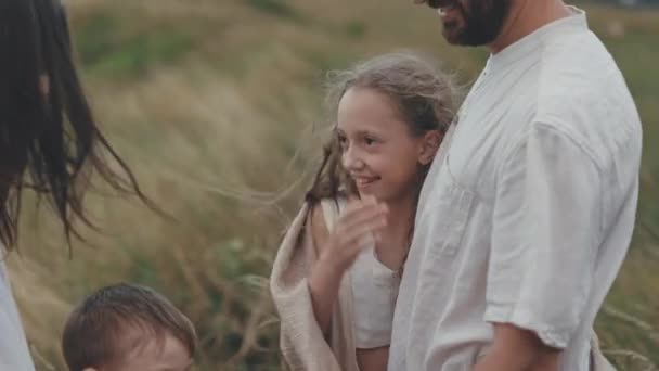 부모와 함께 자연에서 노는 즐거운 두 자녀 — 비디오