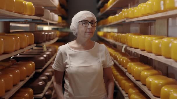 Femme mûre en uniforme et lunettes posant à l'usine laitière — Video