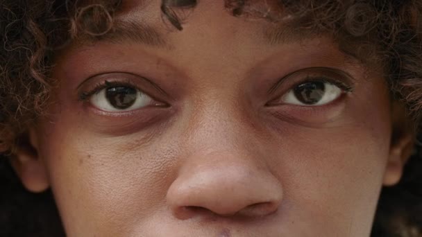 Närbild av afrikansk amerikansk kvinna med bruna ögon — Stockvideo