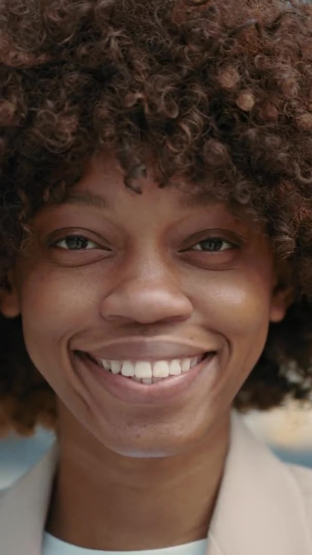 Vídeo vertical de una mujer negra sonriente posando al aire libre — Vídeo de stock
