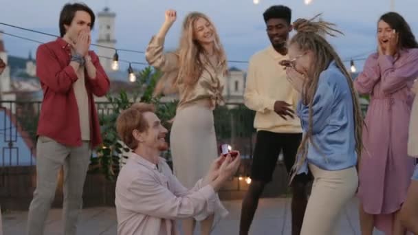 Roodharige man aanzoek vriendin met dreads op het dak — Stockvideo