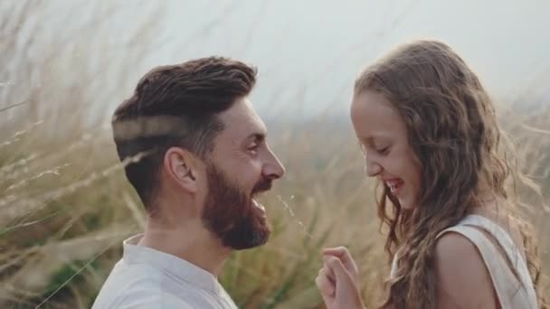Щасливий батько з дочкою грає на природі — стокове відео