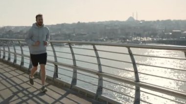 Açık havada kardiyo egzersizi yapan aktif bir genç.