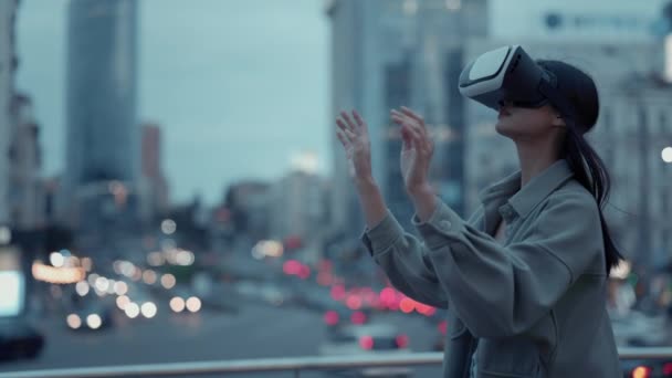 Femme asiatique en lunettes 3D touchant écran virtuel sur la rue — Video