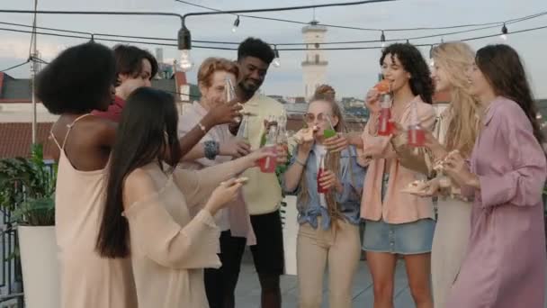 Multikulturelle Freunde feiern mit Pizza und Getränken — Stockvideo