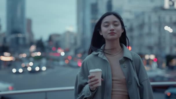 Piacevole donna che cammina per strada con una tazza di caffè — Video Stock