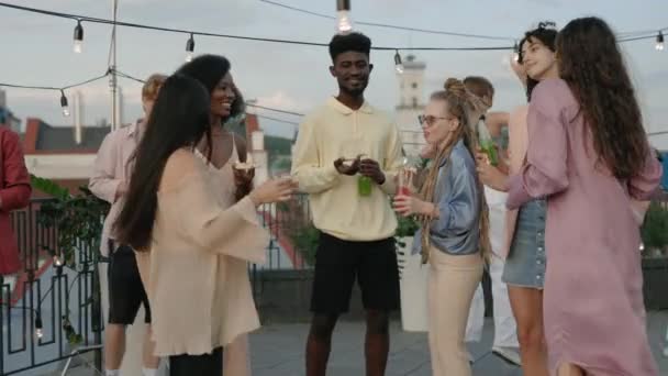 Diversos amigos disfrutando de la fiesta en la azotea durante el verano — Vídeos de Stock